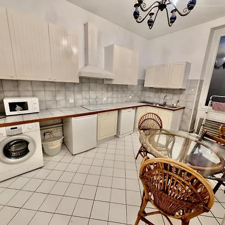 Large 2-bedroom Large Living With Parking Near Train Station And Downtown Apartment